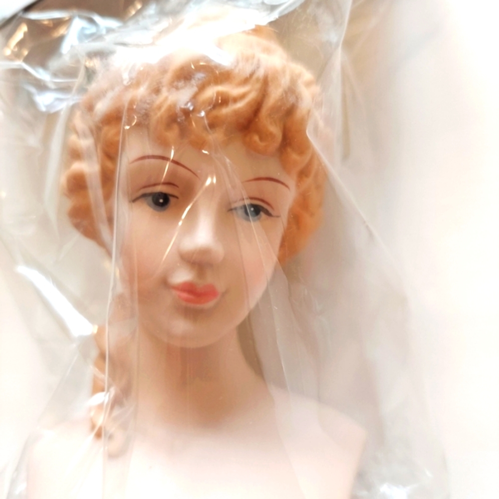 Vintage Porcelain Lady Head and Hands Set by Mangelsen's Original packaging NWT - Picture 4 of 8